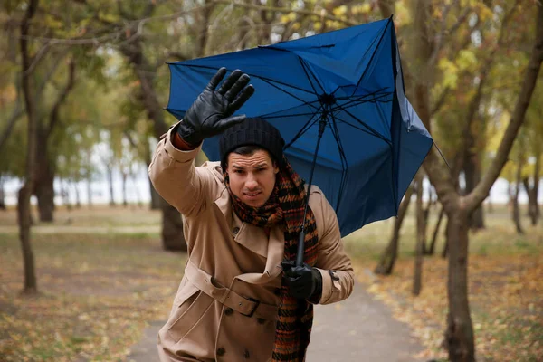 Hombre Con Paraguas Azul Atrapado Ráfaga Viento Aire Libre — Foto de Stock