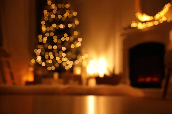 有圣诞树和壁炉的漂亮房间内部的模糊景观 — 图库照片
