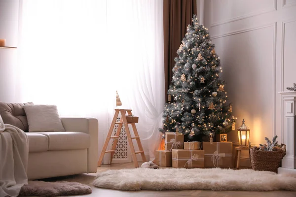 クリスマスツリーとギフト付きの美しい部屋のインテリア — ストック写真