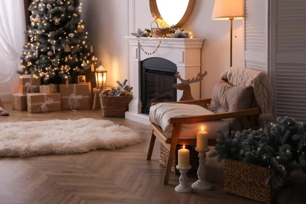 Schöne Raumausstattung Mit Sessel Weihnachtsbaum Und Kamin — Stockfoto