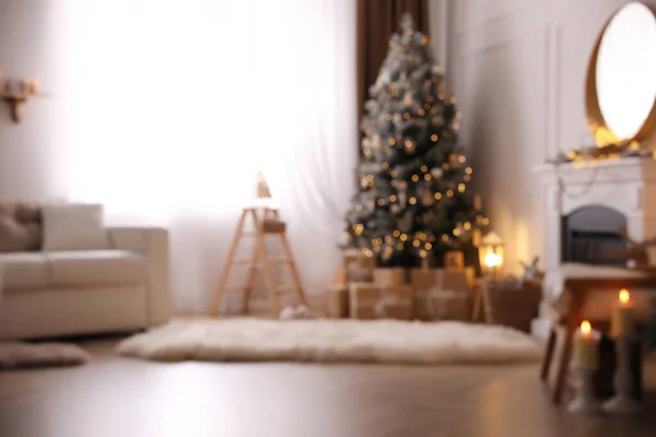 有圣诞树的漂亮房间内部的模糊景观 — 图库照片