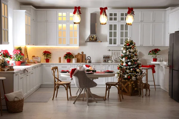 Elegante Interior Cocina Con Hermosa Decoración Navidad — Foto de Stock