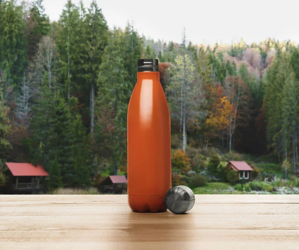 Botella Termo Naranja Sobre Mesa Madera Contra Paisaje Montaña — Foto de Stock