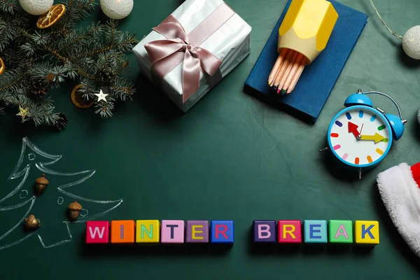 Színes Kockák Szöveges Winter Break Karácsonyi Dekoráció Zöld Háttér Lapos — Stock Fotó
