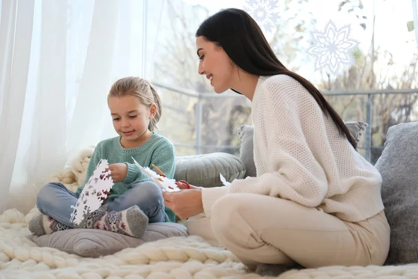 Mor Och Dotter Gör Papper Snöflingor Nära Fönstret Hemma — Stockfoto