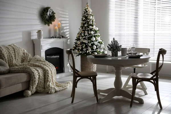 Feestelijke Tafelschikking Prachtig Kerstdecor Woonkamer Interieur Ontwerp — Stockfoto