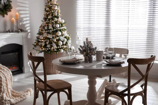 Festliche Tischdekoration Und Schöne Weihnachtsdekoration Wohnzimmer Innenarchitektur — Stockfoto