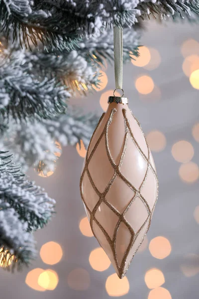 Albero Natale Decorato Con Bauble Vacanza Contro Luci Sfocate Primo — Foto Stock