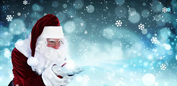 Санта Клаус Раздувает Волшебный Снег Эффект Боке Пространство Текста — стоковое фото