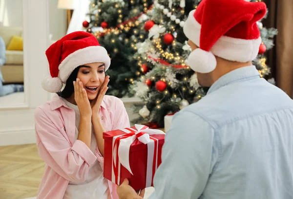 Casal Feliz Chapéus Santa Com Presente Natal Casa — Fotografia de Stock