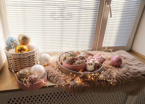 Schöne Christbaumkugeln Spielzeug Und Lichterketten Auf Dem Fensterbrett Haus — Stockfoto
