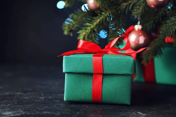 Κουτιά Δώρων Κοντά Στο Χριστουγεννιάτικο Δέντρο Σκούρο Φόντο Closeup — Φωτογραφία Αρχείου