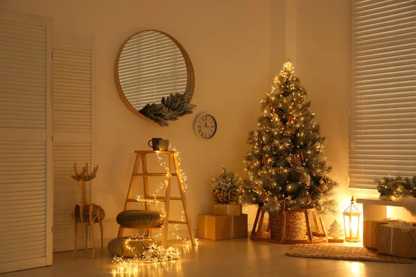 Hermoso Árbol Navidad Decorado Interior Habitación Festiva — Foto de Stock