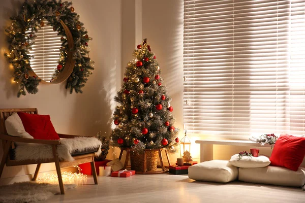 Όμορφο Διακοσμημένο Χριστουγεννιάτικο Δέντρο Στο Εσωτερικό Εορταστικό Δωμάτιο — Φωτογραφία Αρχείου