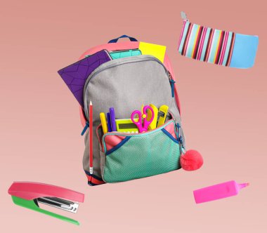 Renk arkaplan üzerinde uçuş okulu kırtasiyesi ile çevrili sırt çantası