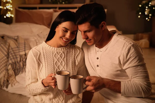 Joyeux Couple Avec Des Tasses Dans Une Chambre Décorée Façon — Photo