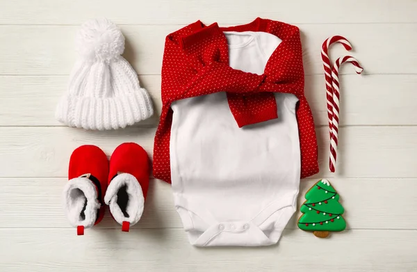 平铺作文 白色木制衬托上可爱的圣诞童装 — 图库照片
