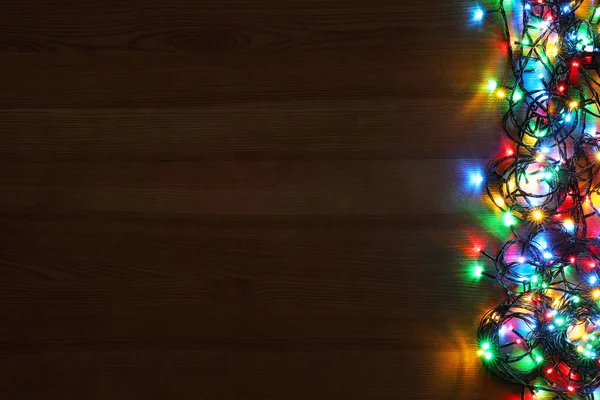 Bunte Weihnachtsbeleuchtung Auf Holztisch Draufsicht Raum Für Text — Stockfoto