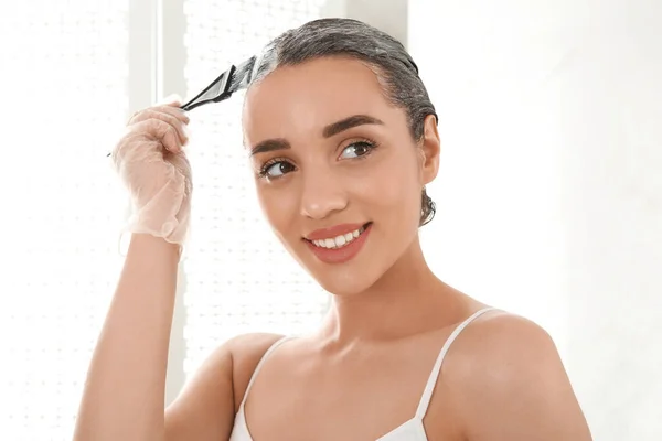 Young Woman Applying Dye Hairs Indoors — Stock Photo, Image