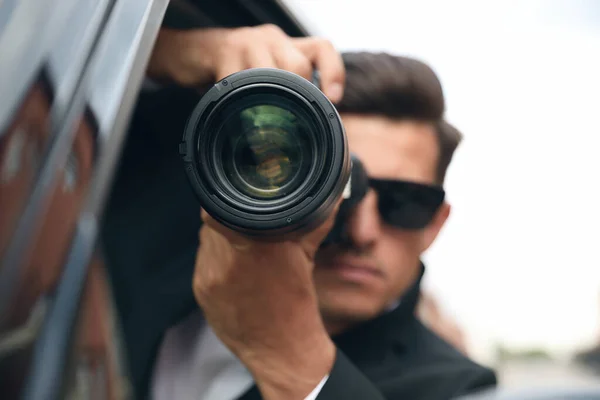 Détective Privé Avec Caméra Espionnage Voiture Concentrer Sur Objectif — Photo