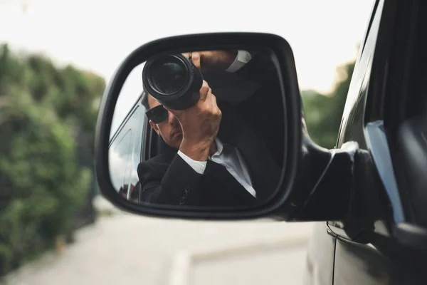 Detective Privado Com Câmera Espionagem Auto Vista Através Espelho Lateral — Fotografia de Stock