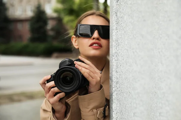 Detective Privato Con Telecamera Moderna Spiare Strada Della Città — Foto Stock