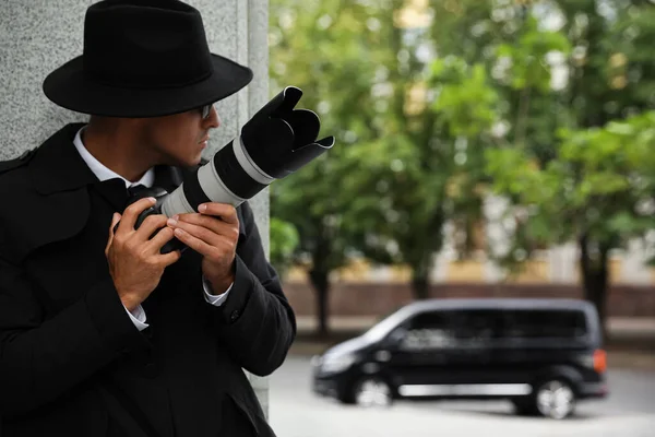 Magánnyomozó Modern Kamerával Kémkedik Város Utcáján — Stock Fotó