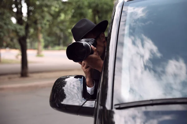 車のスパイカメラを持つ私立探偵 — ストック写真