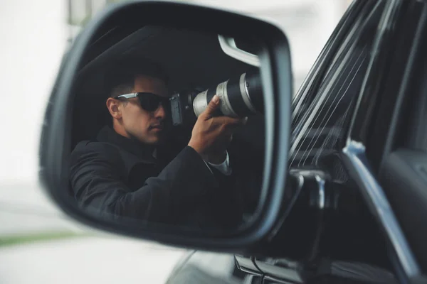 Detective Privado Com Câmera Espionagem Auto Vista Através Espelho Lateral — Fotografia de Stock