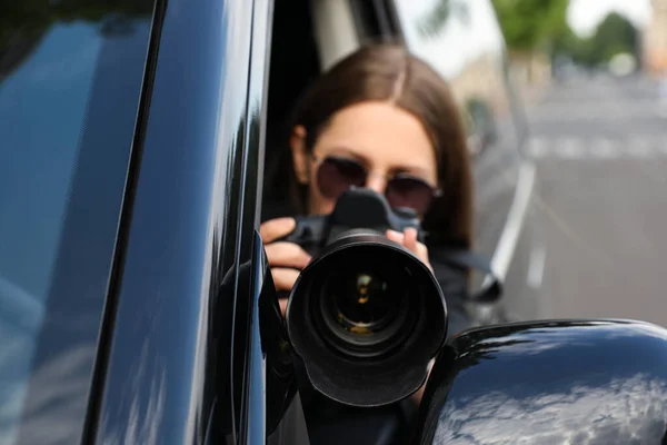 Magánnyomozó Kamerával Kémkedik Autóból Koncentráljon Lencsére — Stock Fotó