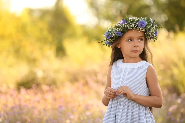 Menina Bonito Vestindo Grinalda Flores Livre Espaço Para Texto Criança — Fotografia de Stock