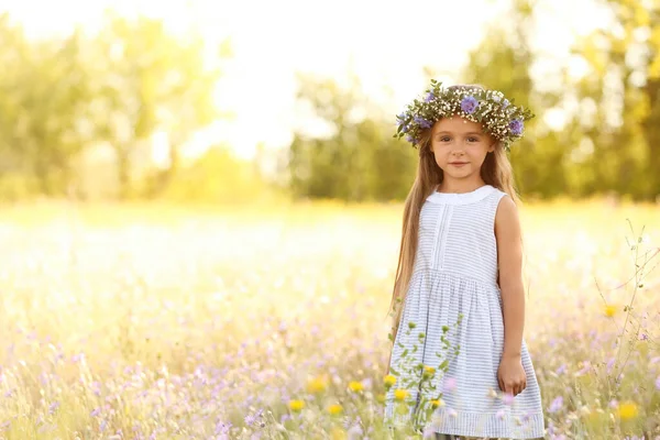 Jolie Petite Fille Portant Une Couronne Fleurs Extérieur Espace Pour — Photo