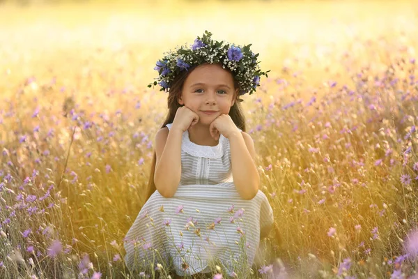 かわいい女の子の花の花輪を屋外で身に着けている 自然の中で過ごす子供たち — ストック写真