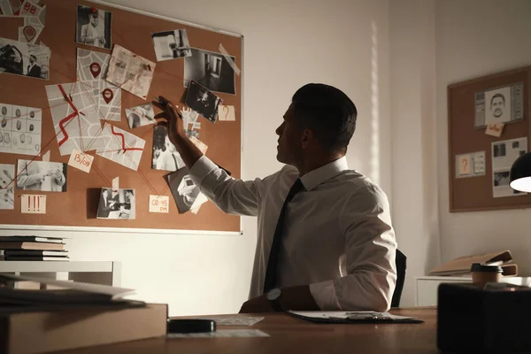 Detective Looking Evidence Board Office — Stock Photo, Image