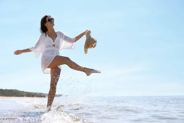Plajda Güzel Vücutlu Genç Bir Kadın Metin Için Boşluk — Stok fotoğraf