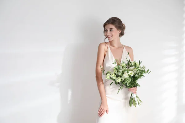 Junge Braut Brautkleid Mit Schönem Strauß Auf Hellem Hintergrund Raum — Stockfoto