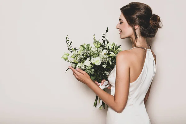 Jovem Noiva Vestindo Vestido Noiva Com Belo Buquê Fundo Bege — Fotografia de Stock