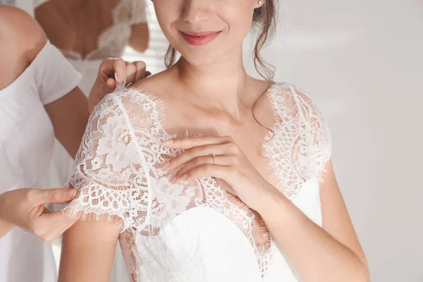 Женщина Помогает Невесте Надеть Свадебное Платье Помещении Крупным Планом — стоковое фото