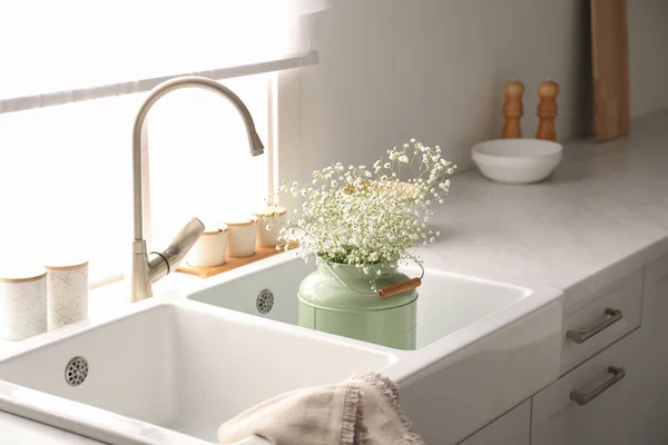 Bouquet Gypsophila Flowers Sink Kitchen Interior Design — Stock Photo, Image