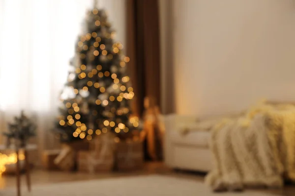 Schöne Wohnzimmereinrichtung Mit Geschmücktem Weihnachtsbaum Und Geschenken Verschwommene Sicht — Stockfoto