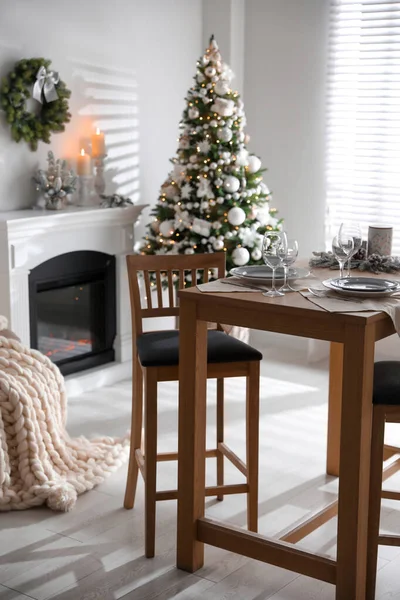 Kutlama Masası Oturma Odasında Güzel Bir Noel Süsü Tasarım — Stok fotoğraf