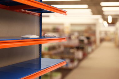 Süpermarkette neredeyse boş raflar, yakın çekim. Toplumsal panik nedeniyle ürün eksikliği 