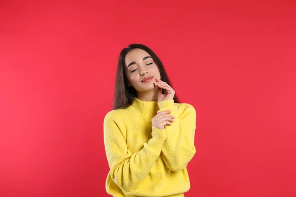 Beautiful Young Woman Wearing Yellow Warm Sweater Red Background — Stock Photo, Image