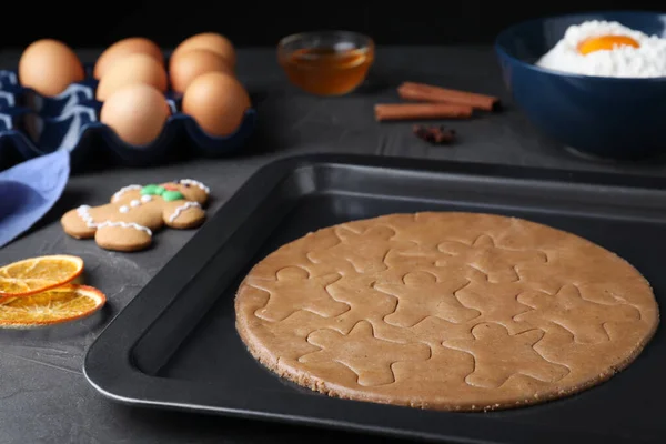 用烤盘在桌上做自制姜饼人饼干 — 图库照片