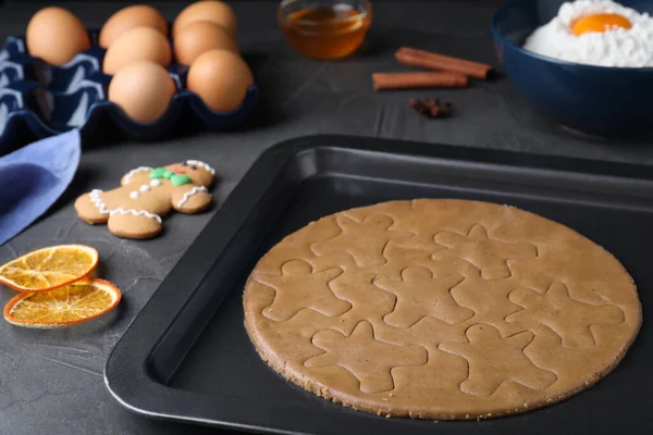 用烤盘在桌上做自制姜饼人饼干 — 图库照片
