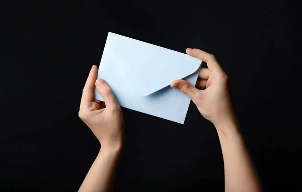 Vrouw Met Witte Papieren Envelop Zwarte Achtergrond Close — Stockfoto