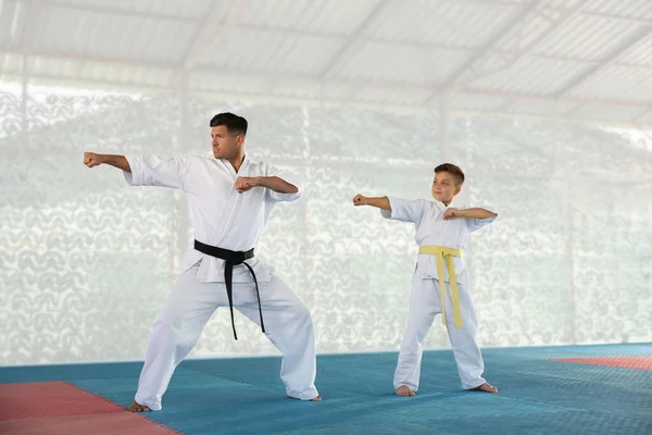 Chico Entrenador Practicando Karate Gimnasio —  Fotos de Stock