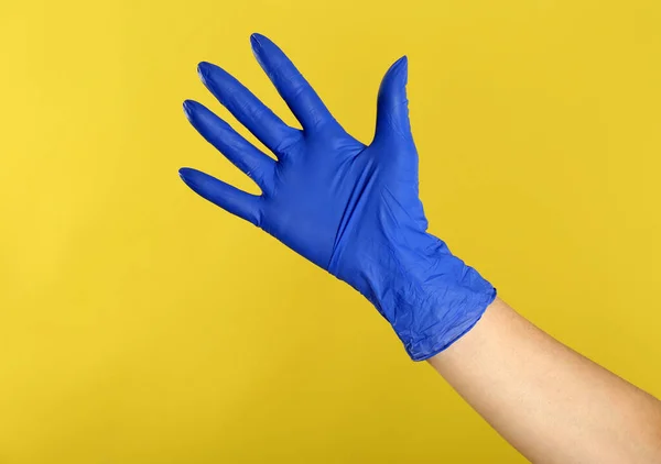 Mulher Luvas Látex Azul Fundo Amarelo Close Mão — Fotografia de Stock