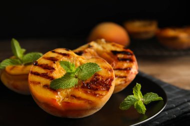 Nefis ızgara şeftali ve naneli, yakın plan.