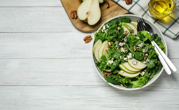 Frischer Salat Mit Birne Auf Weißem Holztisch Flach Gelegt Raum — Stockfoto